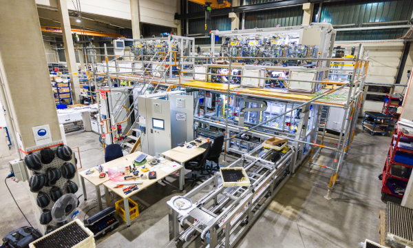 Build-to-Print Automationsanlage während der Montage in der Fertigungshalle