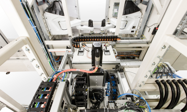 Portalachse mit integriertem Handlingsystem und Energieketten in einer industriellen Automationsanlage