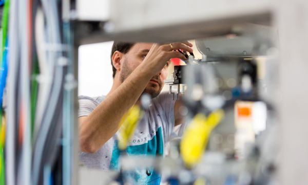 [Translate to Englisch:] Feinjustierung einer Automatisierungskomponente durch einen Techniker