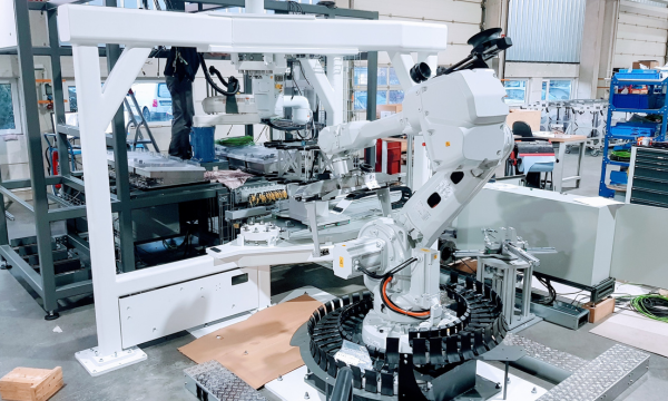 Robotic cell for flexible industrial automation Robotic cell for industrial automation in build-to-print machinery