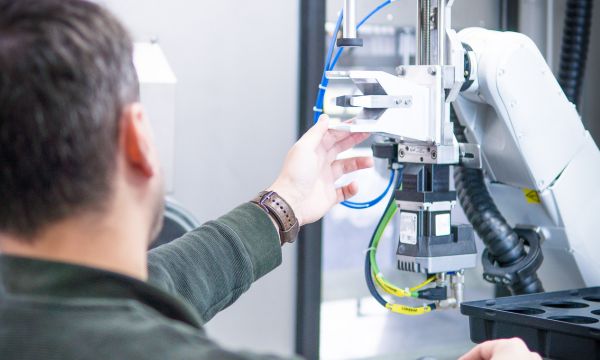 [Translate to Englisch:] Einstellung eines Robotergreifers in einer automatisierten Anlage