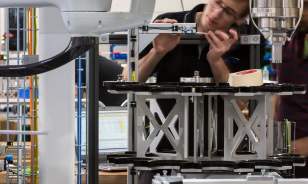 [Translate to Englisch:] Feinmontage einer Sondermaschine im Bereich Automatisierung