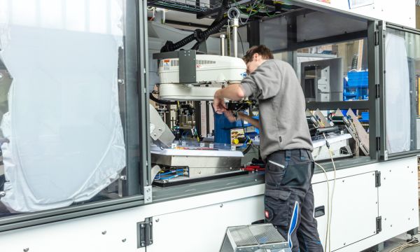 [Translate to Englisch:] Montagearbeiten an einer Sondermaschine im Bereich Automatisierung