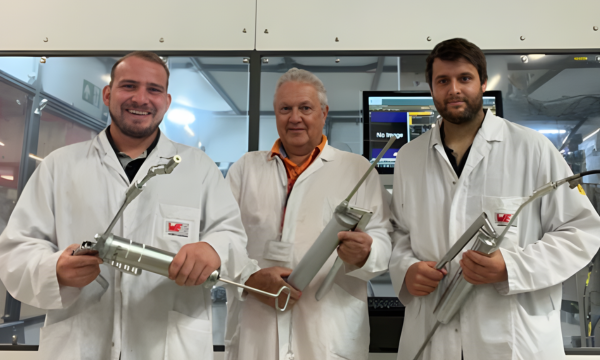 [Translate to Englisch:] Ingenieure präsentieren Komponenten für automatisierte Sondermaschinen in einer technischen Umgebung