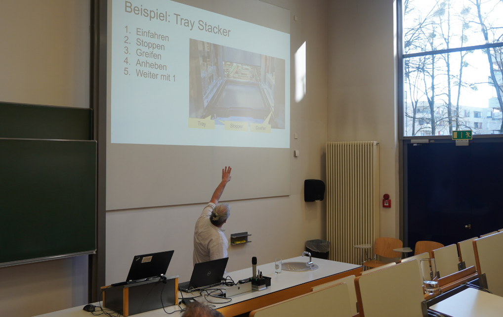 Michael Grampp erläutert anhand eines Tray-Stacker-Beispiels Automatisierungsprozesse auf der AALE 2026.