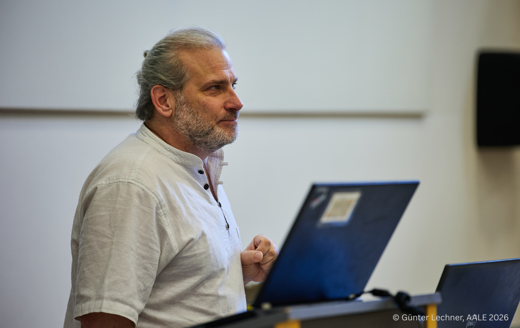 Michael Grampp, Leiter Entwicklung der Business Unit automation der esmo AG, hält einen Vortrag auf der AALE 2026 an der TH Rosenheim.