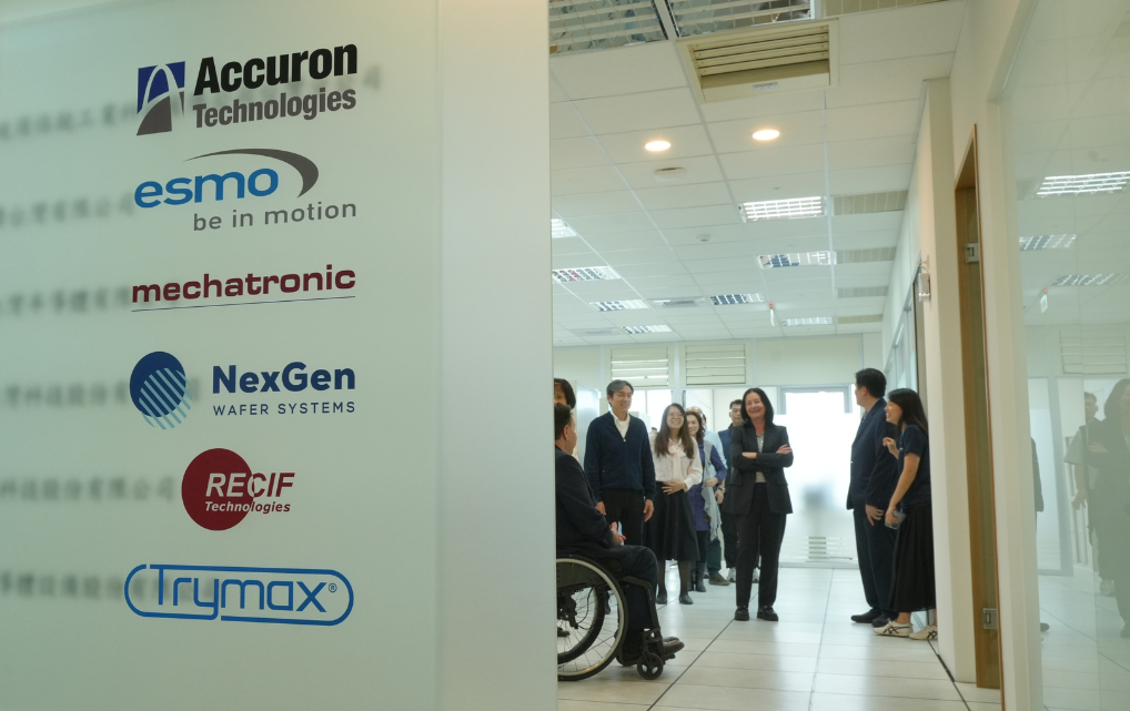 Glaswand mit Unternehmenslogos im Accuron Shared Office in Zhubei, Taiwan