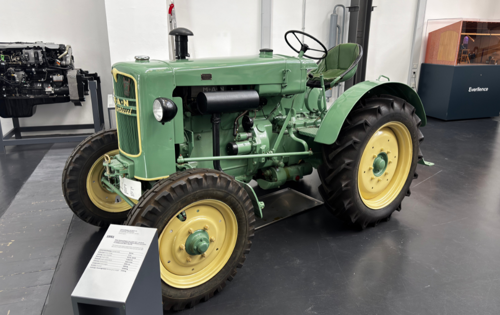 Grüner historischer MAN-Ackerschlepper im Museum.