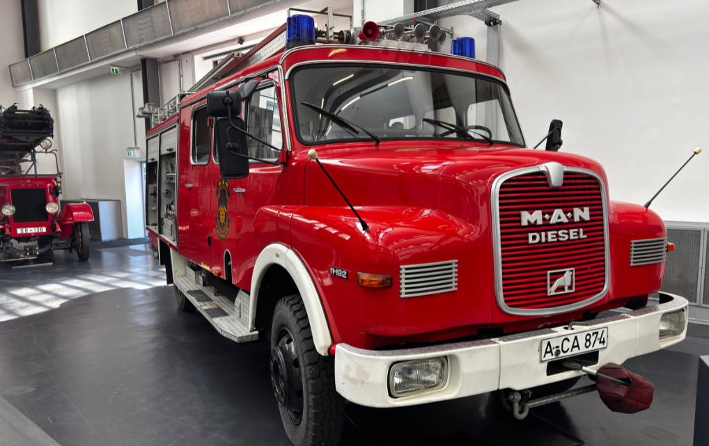 Historisches rotes MAN-Feuerwehrfahrzeug im Museum in Augsburg.