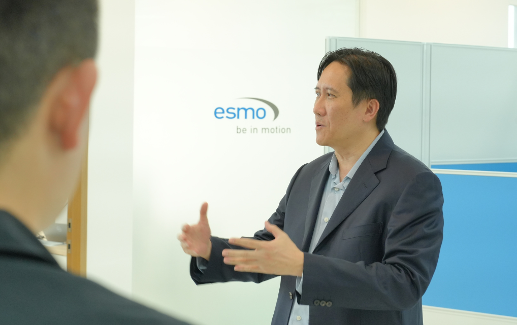 Ansprache während der Eröffnung des Accuron Shared Office mit esmo Branding im Hintergrund