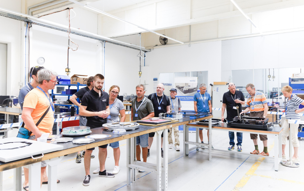 Visitors gain insights into technical components and working areas at esmo AG