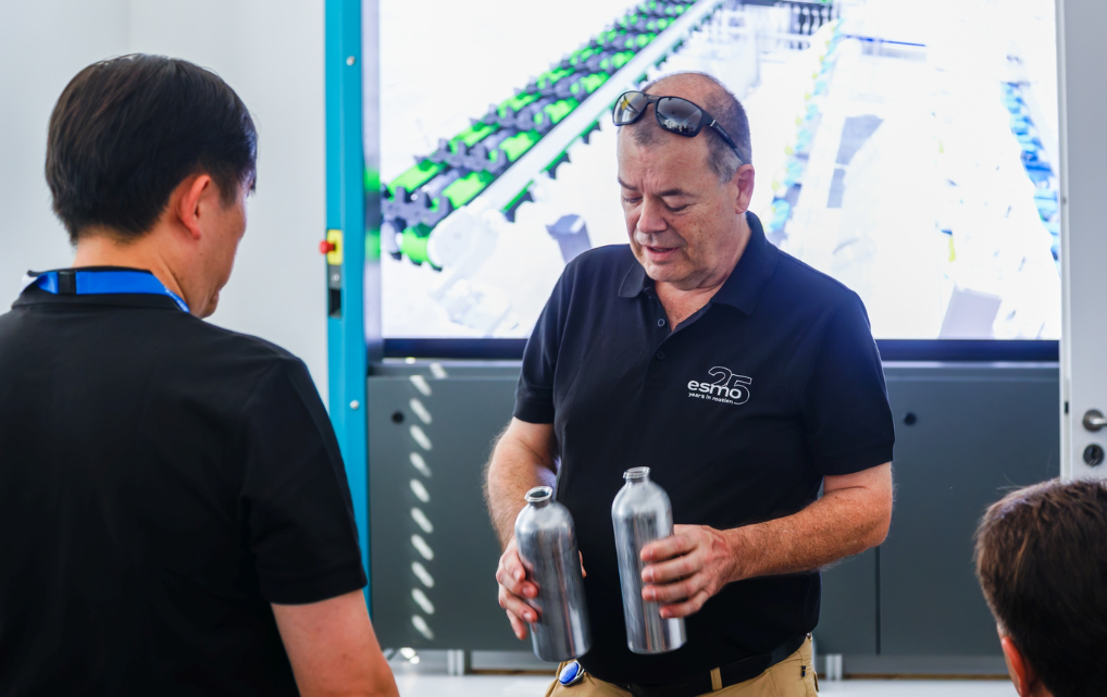 An esmo employee explains technical topics to visitors during the Open House.