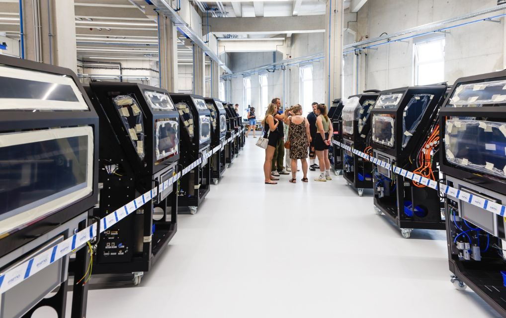 Visitors gain insights into technical systems during esmo AG’s Open House.