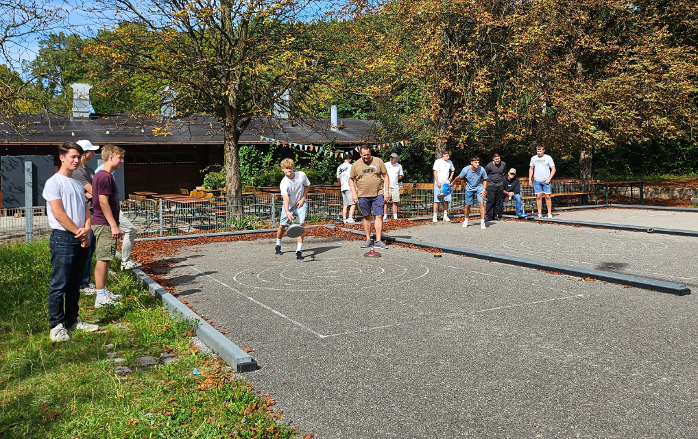 Azubis der esmo group beim Eisstockschießen, Nahaufnahme eines Spiels.