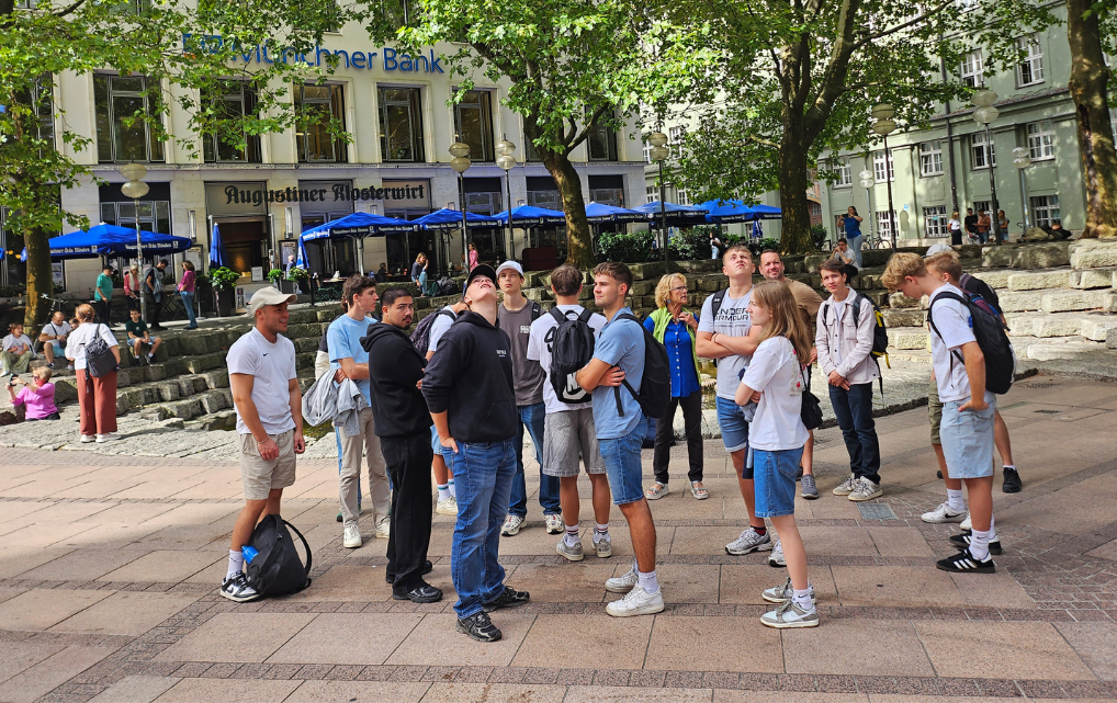 esmo apprentices during the city tour in Munich, group standing on the square in front of the Augustiner restaurant.