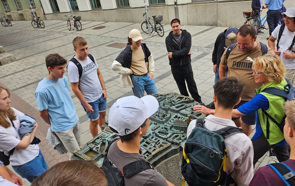 Auszubildende der esmo group betrachten ein Stadtmodell von München bei der Führung.