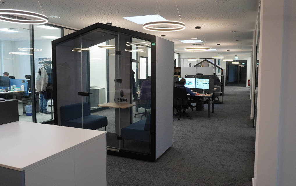 Sound-insulated meeting booth for focused discussions at esmo