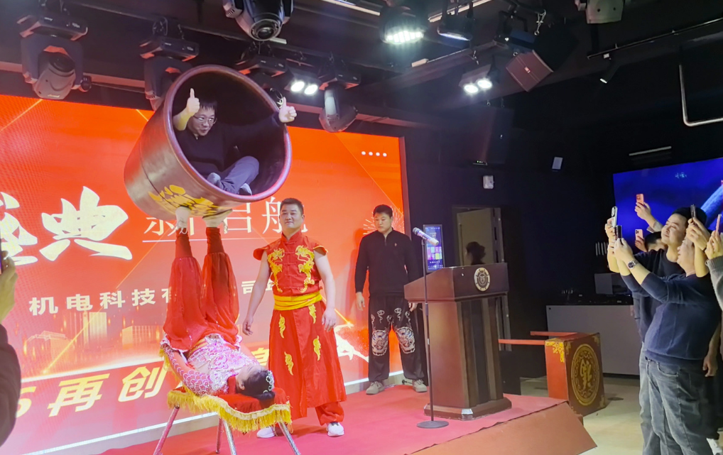 Akrobatische Darbietung während des esmo China Annual Dinners in Shanghai vor begeistertem Publikum.