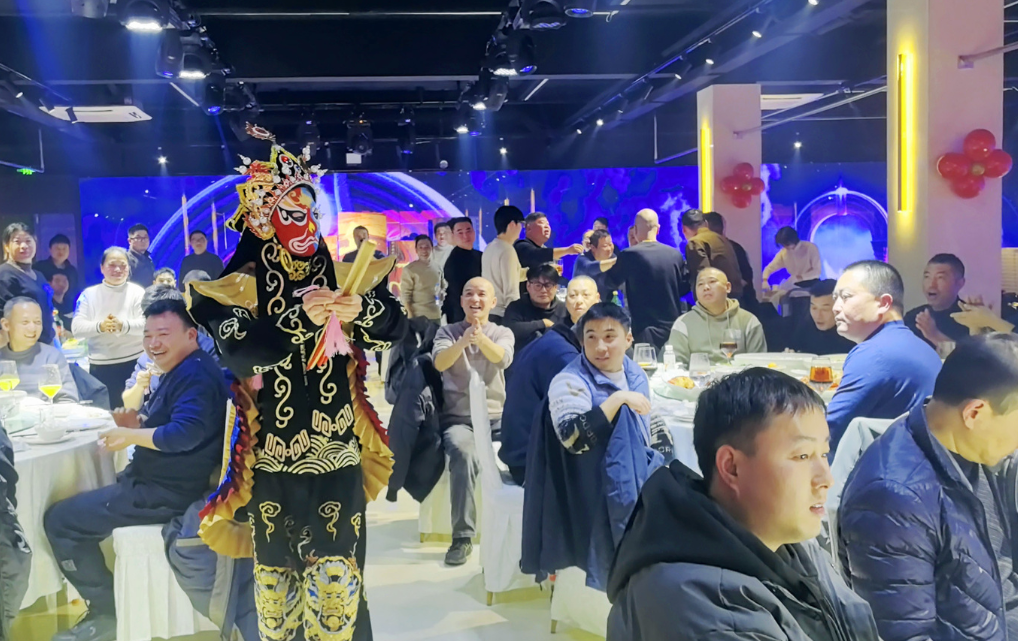 Traditionelles Sichuan-Oper-Face-Changing (Bian Lian) während des esmo China Annual Dinners in Shanghai.