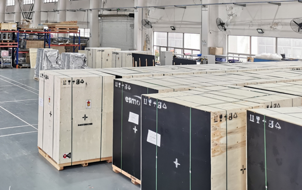 Versandfertig verpackte esmo ATE-Manipulatoren und Halbleiter-Testtechnik in der Produktionshalle von esmo China in Shanghai