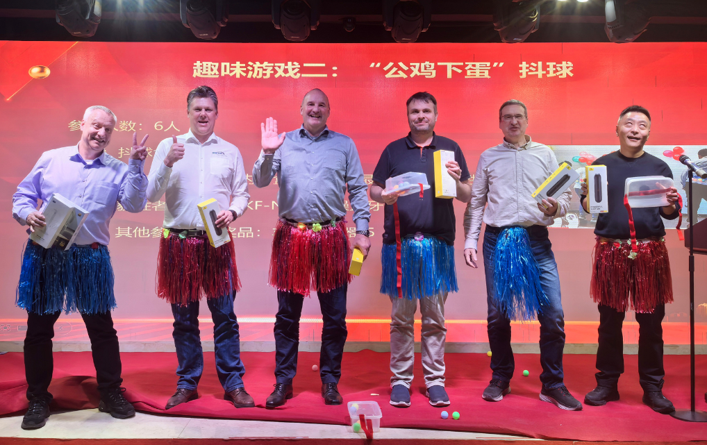 Mitglieder des esmo Group Managements nehmen an einem Spiel während des Annual Dinners in Shanghai teil.