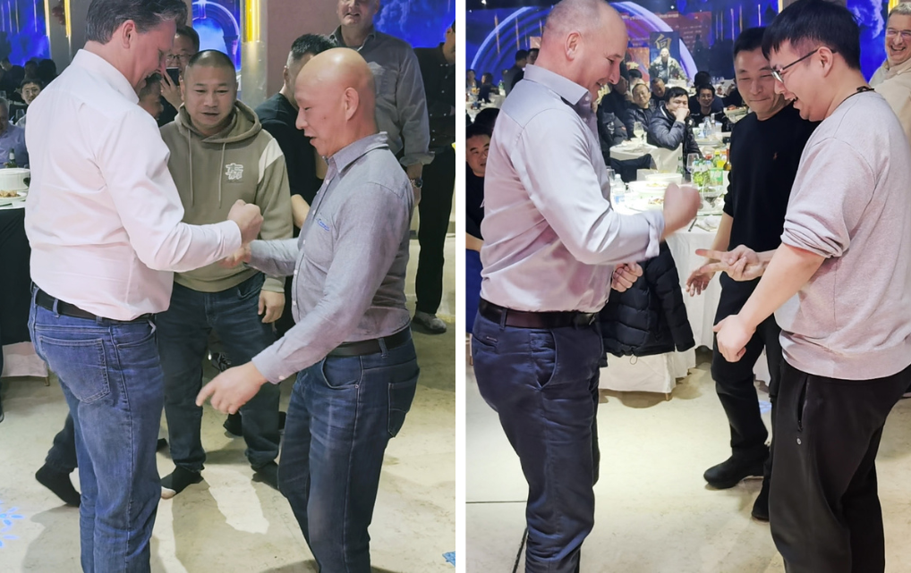 Management der esmo Group im Austausch mit Mitarbeitenden bei einem interaktiven Spiel während des China-Events.