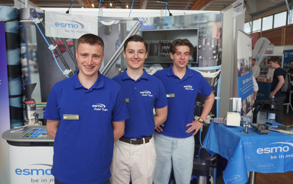 Drei esmo Azubis am Messestand auf der IHK JobFit 2026 in Rosenheim.