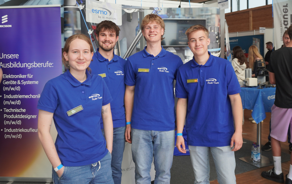 Vier esmo Azubis am Messestand auf der IHK JobFit 2026 in Rosenheim.
