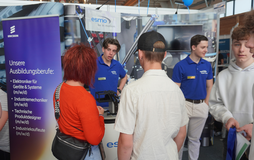 Beratungsgespräch am esmo Messestand auf der IHK JobFit 2026 in Rosenheim mit dem Azubi-Team und Besucherinnen und Besuchern.