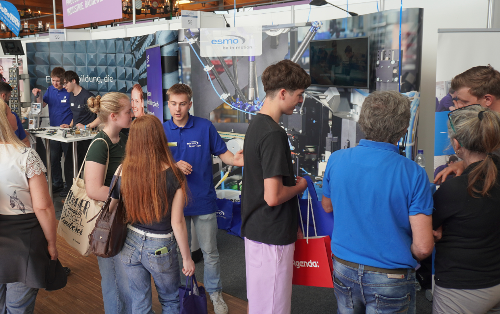 Gespräch am esmo Stand auf der IHK JobFit 2026 in Rosenheim: Besucherinnen und Besucher erhalten Infos zur Ausbildung.