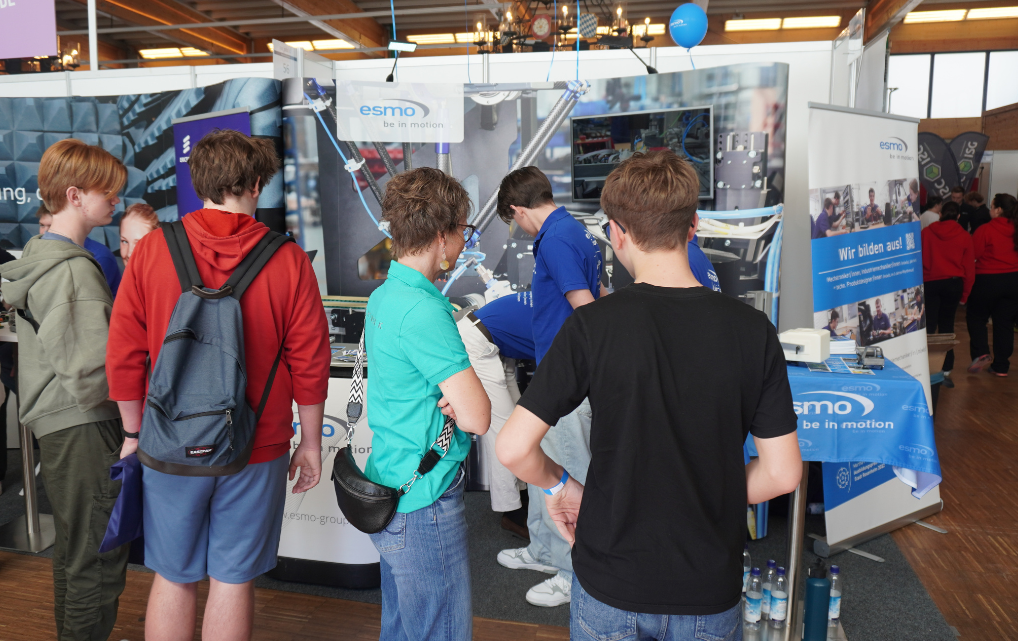 Blick auf den esmo Messestand bei der IHK JobFit 2026 in Rosenheim mit Besuchergruppe und Ausbildungsinfos.