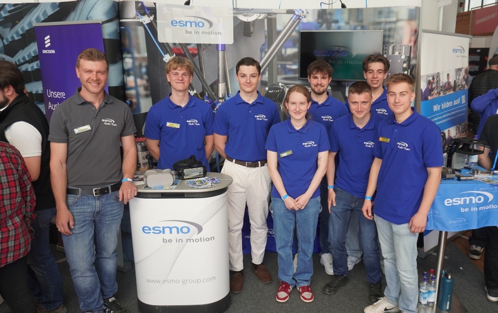Gruppenfoto des esmo Teams am Messestand bei der IHK JobFit 2026 in der Auerbräu Festhalle Rosenheim.