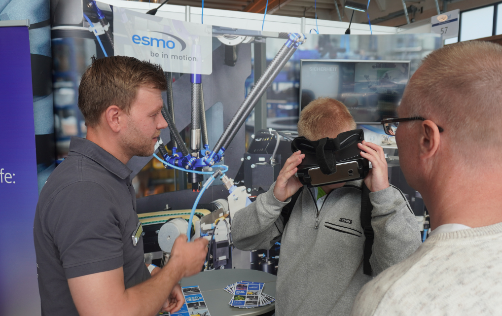 Besucher probiert am esmo Stand eine VR-Brille aus und erhält Einblicke in die Ausbildungswelt bei esmo (IHK JobFit 2026, Rosenheim).