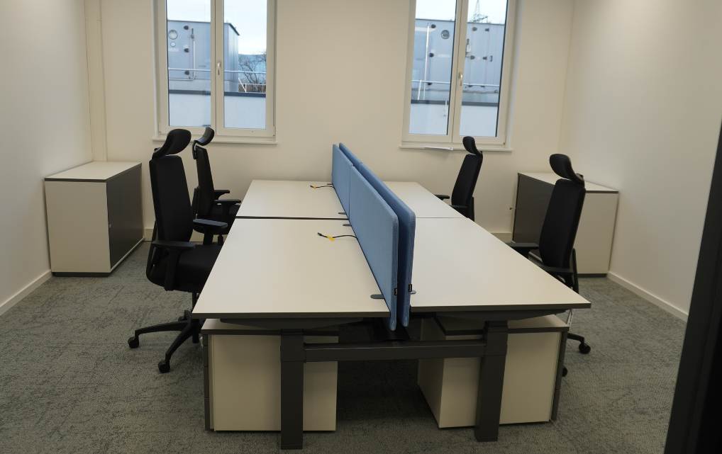 Moderne Arbeitsplätze mit höhenverstellbaren Schreibtischen im esmo Neubau