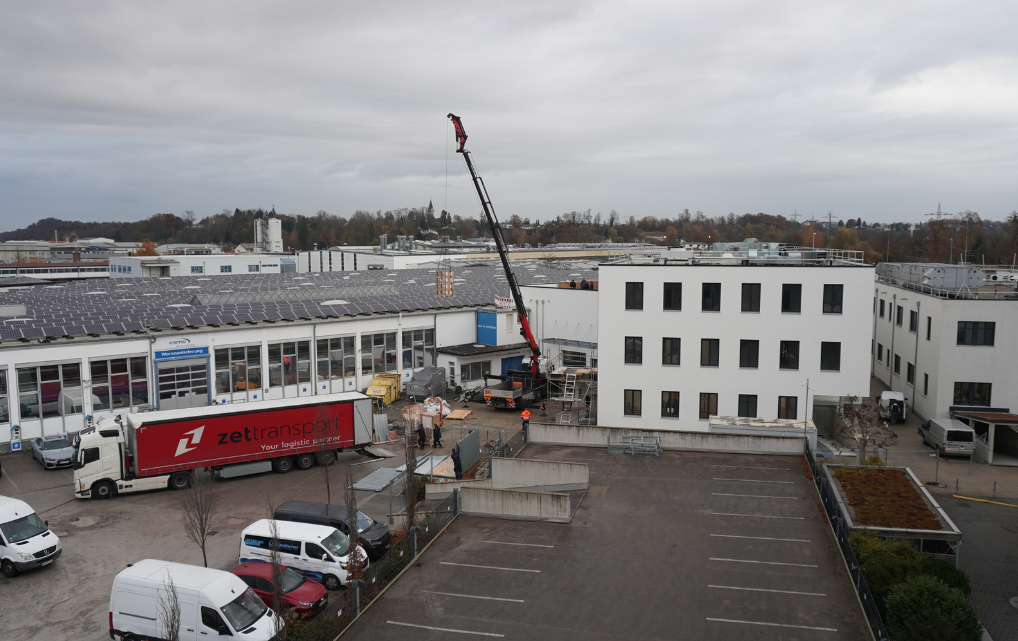 Außenansicht des esmo Neubaus während der finalen Bauphase