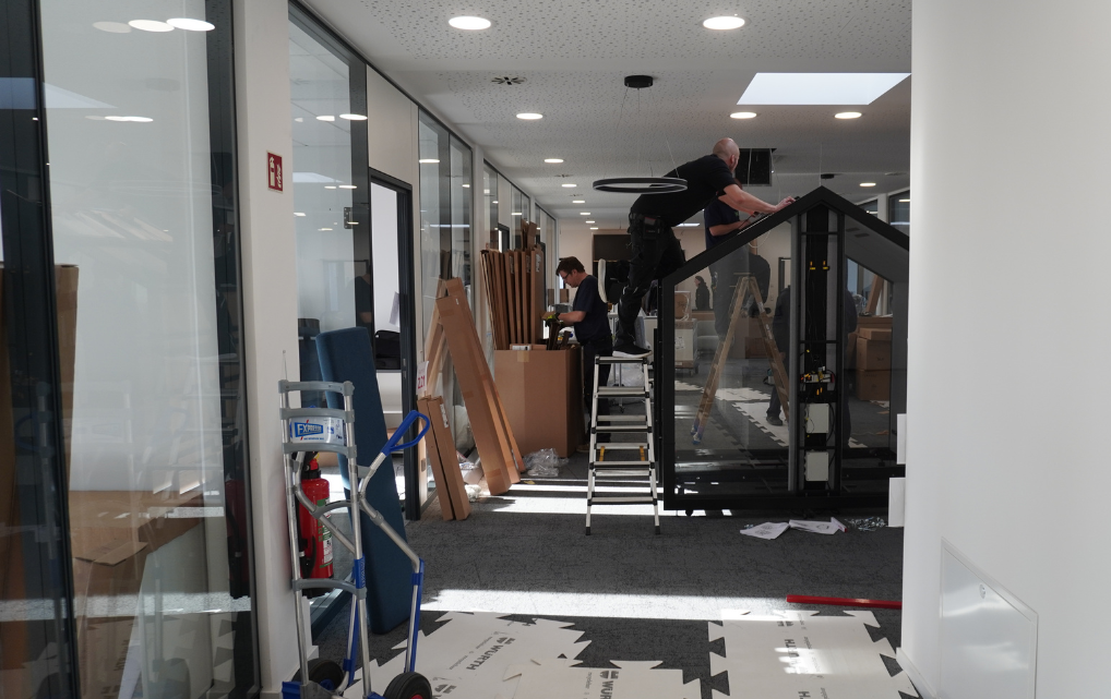 Montagearbeiten an einer Besprechungsbox während der Ausbauphase im esmo Neubau