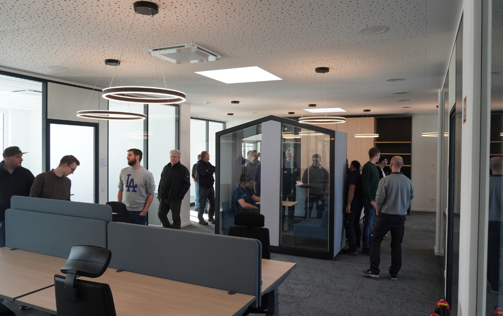 Schallgedämmte Besprechungsbox für konzentrierte Meetings im esmo Büro