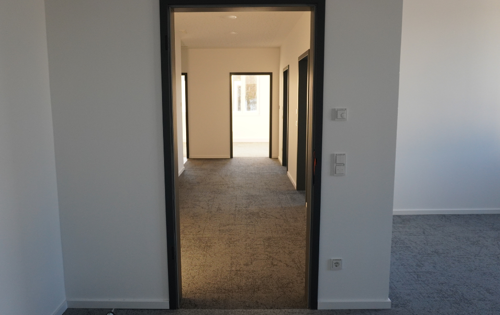 Heller Flurbereich im neuen Bürogebäude der esmo AG