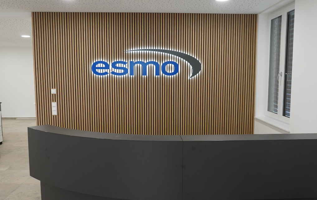 Empfangsbereich im neuen esmo Firmengebäude mit beleuchtetem Logo