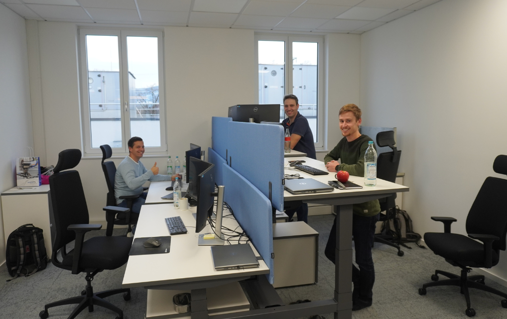 Ergonomische Arbeitsplätze mit höhenverstellbaren Schreibtischen im esmo Neubau