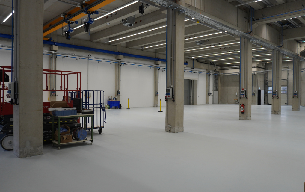 Moderne, großzügige Montagehalle im neu errichteten esmo Gebäude