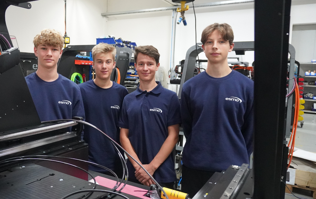 Four new apprentices at esmo AG in the fields of industrial mechanics and mechatronics at the Rosenheim site, September 2025.