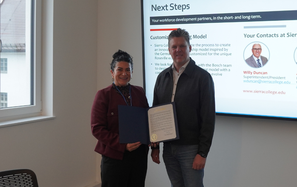 Vertreter der Stadt Roseville überreichen im Rahmen eines Treffens bei der esmo AG in Rosenheim eine offizielle Urkunde