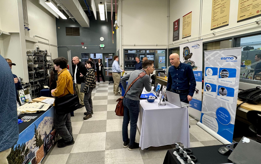 Studierende im Gespräch mit dem esmo-semicon-Team am Messestand während der Mechatronics Career Fair.
