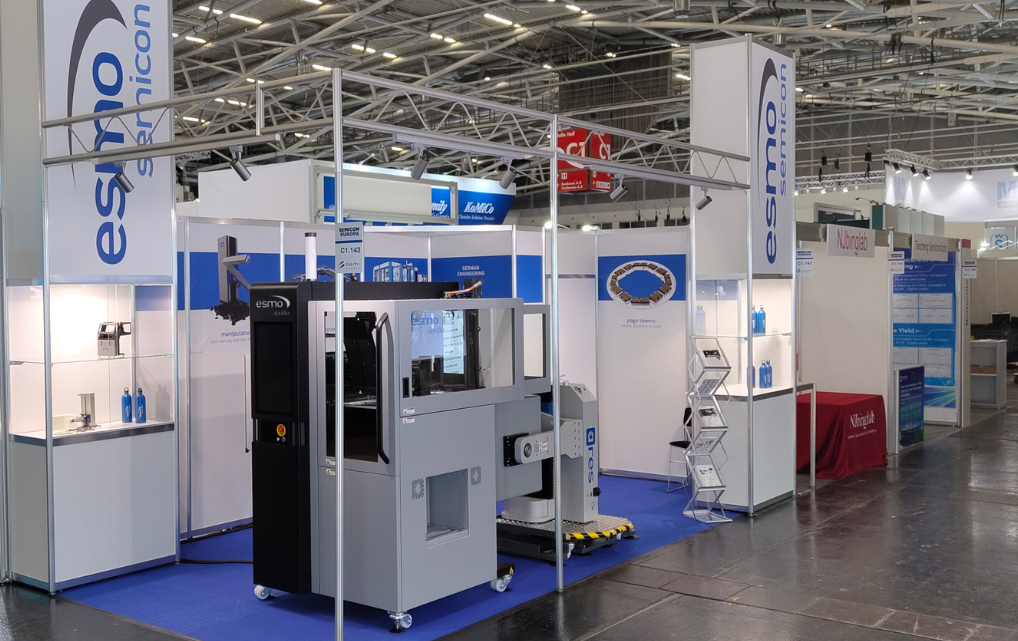 Messestand von esmo semicon auf der SEMICON Europa 2025 in München mit Halbleiter-Handling-Systemen