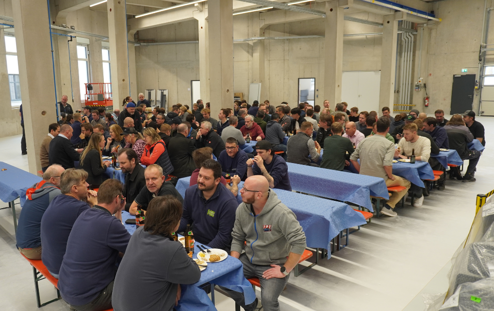 Gäste und Mitarbeitende beim gemeinsamen Essen während des Soft Openings bei esmo