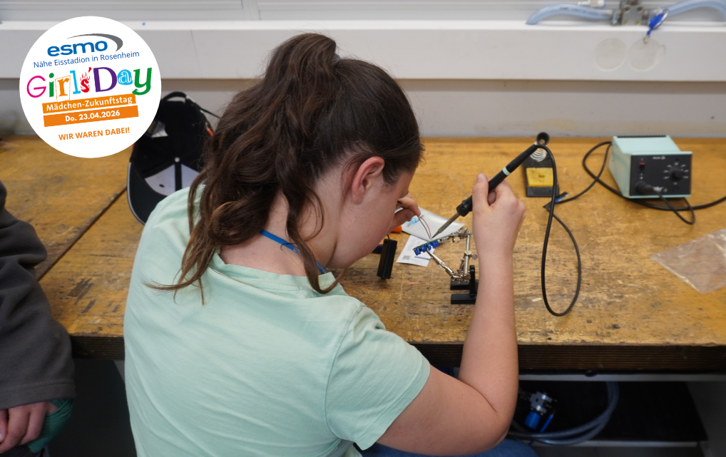 Girls’ Day 2026 bei esmo: Schülerin lötet an einer kleinen LED-Leuchtplatine