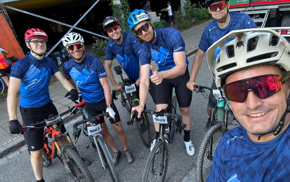 Selfie of esmo colleagues in blue jerseys with their bikes shortly before the start of the Rosenheimer Radmarathon 2026.