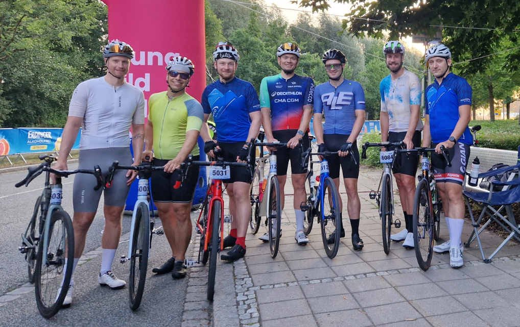Startbereich Rosenheimer Radmarathon 2026 Gruppenfoto von Radfahrern mit Rädern im Startbereich unter einem Startbogen beim Rosenheimer Radmarathon 2026.