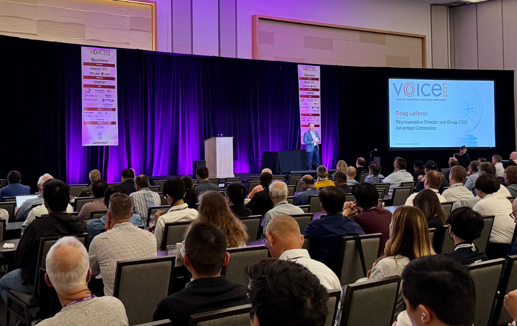 Laufende Keynote-Präsentation auf der ADVANTEST VOICE 2025 mit Doug Lefever, CEO der Advantest Corporation, auf der Bühne vor einem voll besetzten Konferenzsaal.